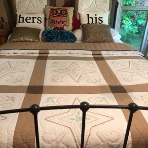 A queen size quilt.